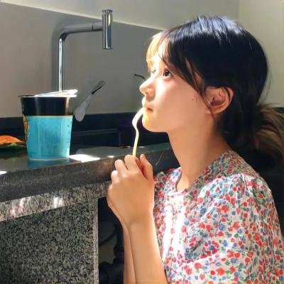 老艺术家孙女被曝恋爱脑怒怼网友，短时间内发布会现场画面流出